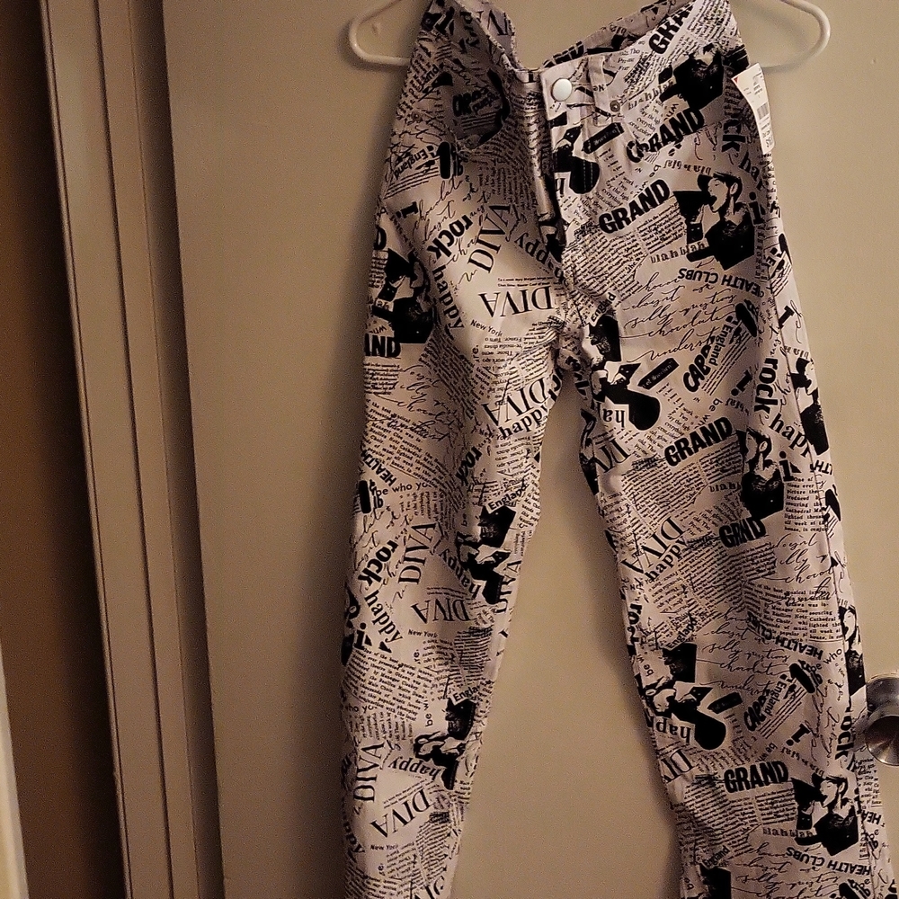 WOMANS ALLOVER PRINT PAPER WIDE LEG PANTS SIZE 5-7,STRETCH MATERIAL SUPER FUN